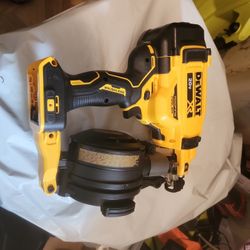 DEWALT DCN45RN TY1 20V XR Cordless Roofing Coil Nail Gun