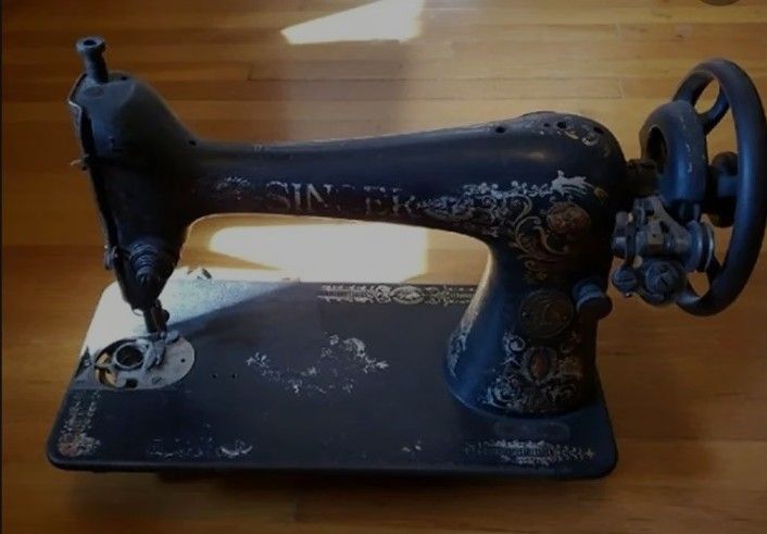 Vintage 1930's Hand Crank Singer Sewing Machine