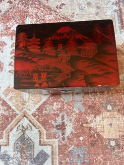 VINTAGE CHINESE LACQUER JEWELRY BOX