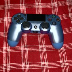 PLAYSTATION 4 CONTROLLER 