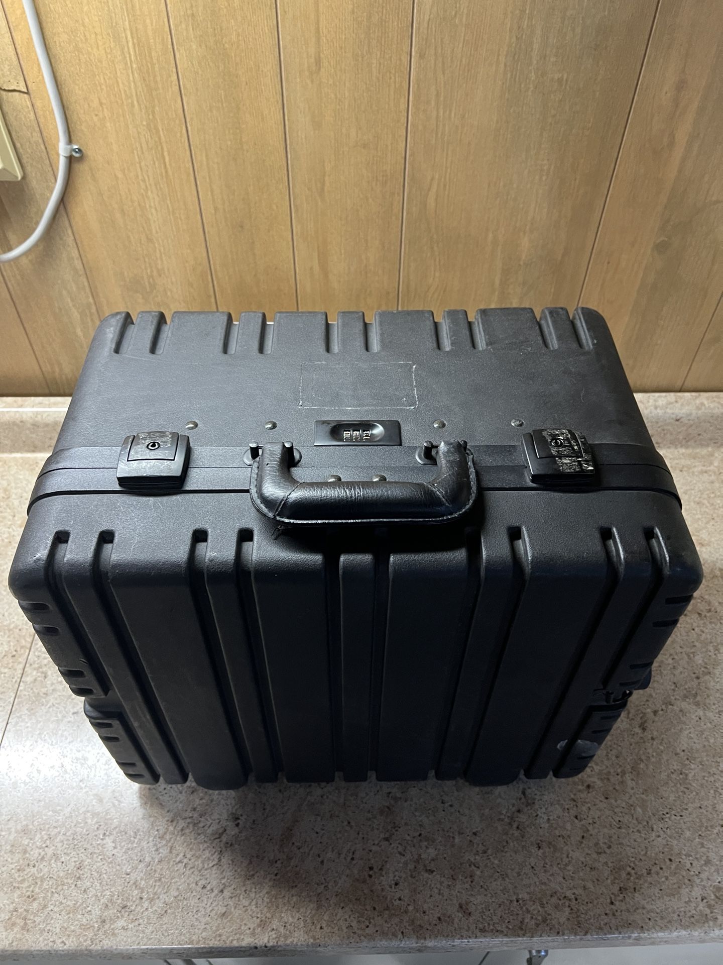 Toolbox /Instrument W/handle On Wheels 
