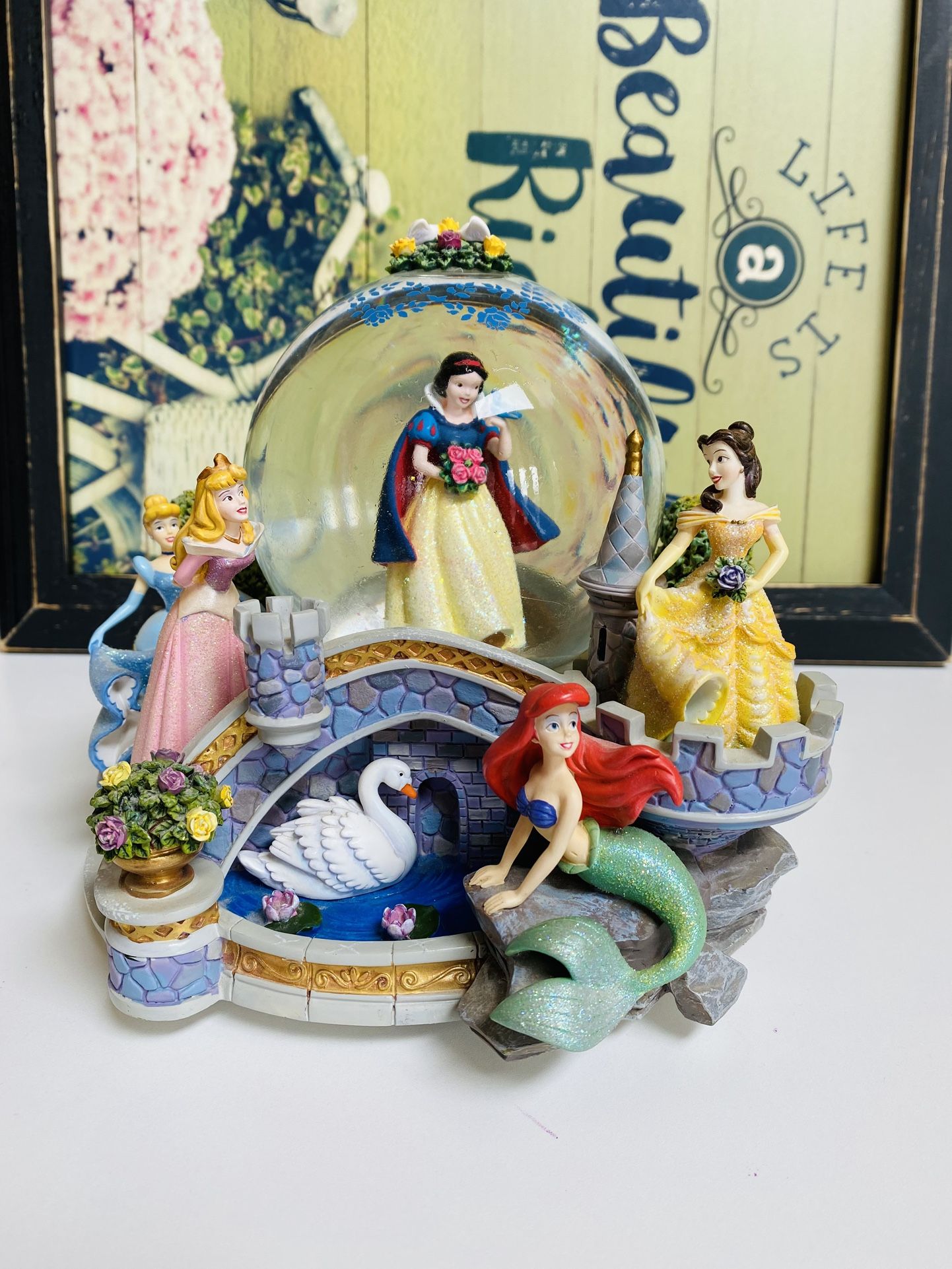 Disney Snow White Snow globe In Perfect Condition!