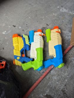4 pistolas de agua  $8 por las 3