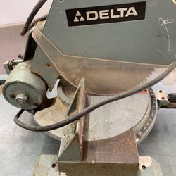 Delta Chop Saw     Rolling Table 