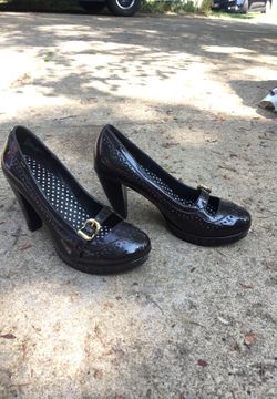 Brown heels with gold buckle never worn size 7