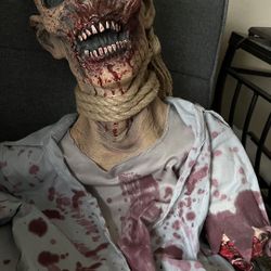 Halloween Hanging Corpse 