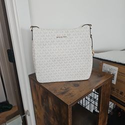 Michael Kors LG Messenger Bag