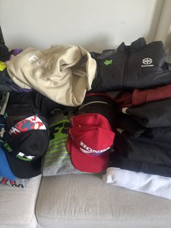 Sudaderas. Gorras. Playera.