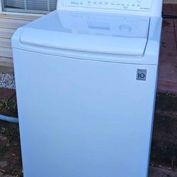LG 4.5 cu. ft. Ultra Large Capacity Top Load Washer in excellent Condition 

