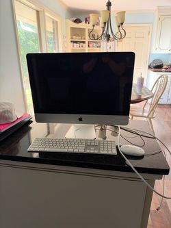Apple iMac Desktop with Keyboard and Mouse