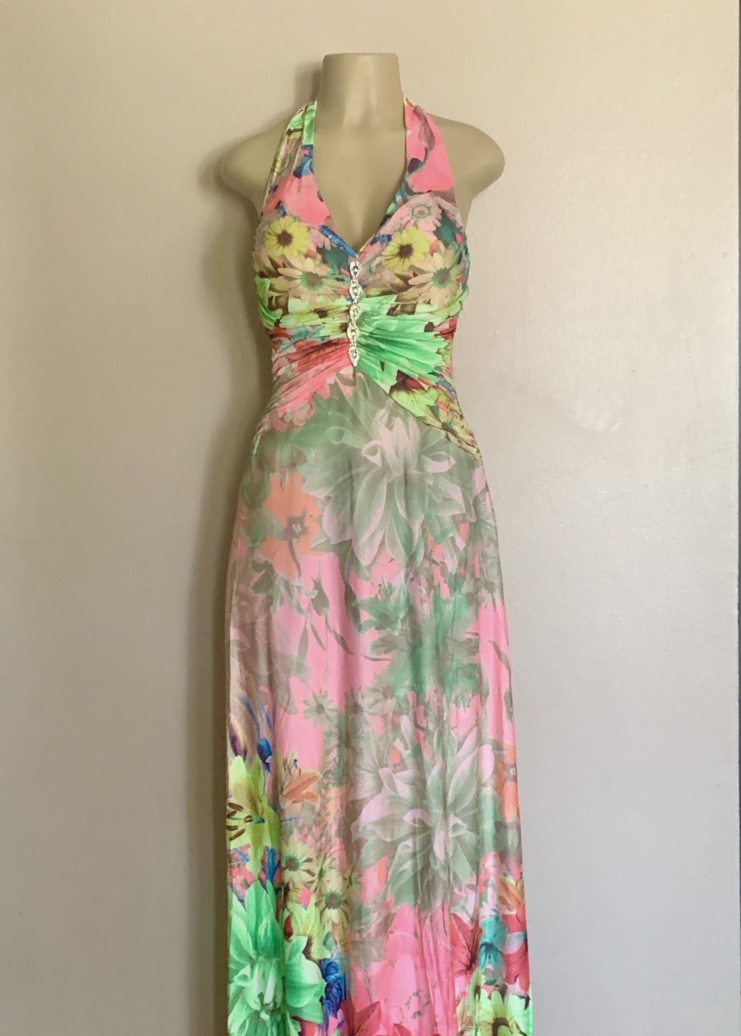 Vestido Largo Con Perdería Al Frente