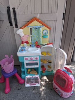 Pepa kitchen cpmes with toys $30 south la 90043