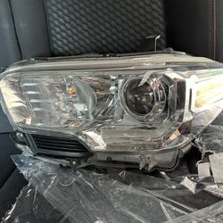 2016 - 2023 Toyota Tacoma Headlight OE Replacement Headlights; Chrome Housing; Clear Lens