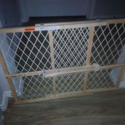 2 CHILD/PET SAFETY GATE 