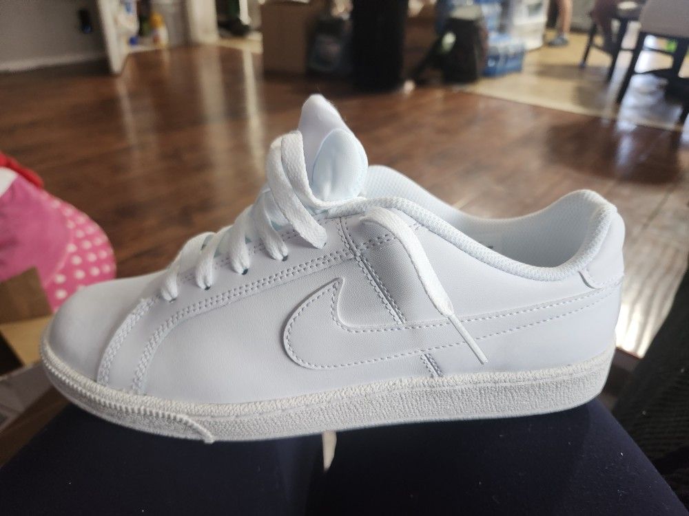 New Nike Shoe 9 W