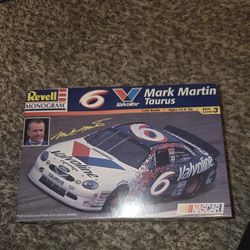 1/24 Scale Revell Monogram 85-2477 Mark Martin 6 Valvoline Taurus