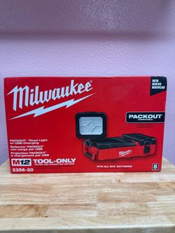 Milwaukee M12 PACKOUT Flood Light with USB Charging