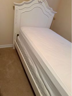 Bedroom set includes 2 Twin beds