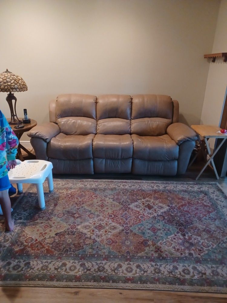 Sofa N love seat electric Leather Good Cpndition