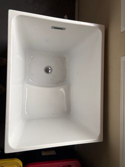 Acrylic tub