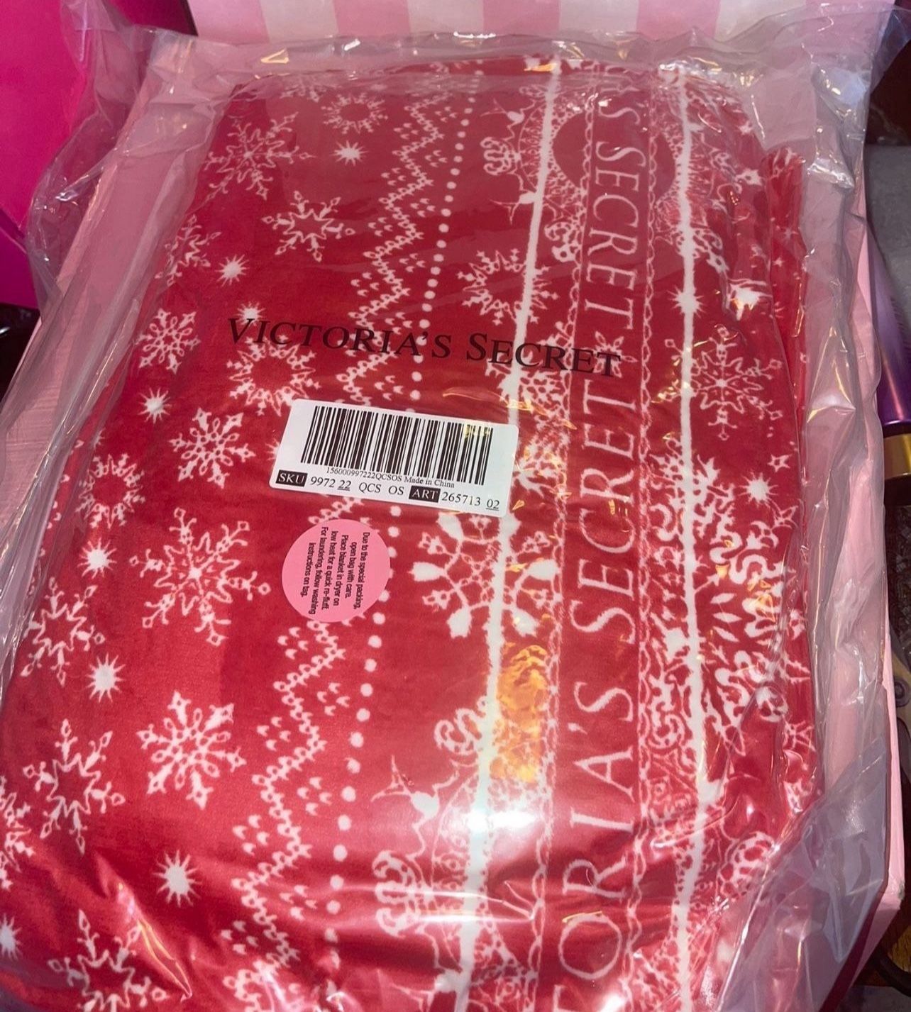 NEW Victoria's Secret Plush Fleece Blanket