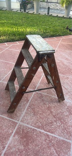 33” 4 step wooden ladder