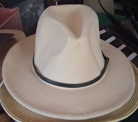 ​Classic Cream Wool Felt Fedora Hat with Thin Brown Leather Band