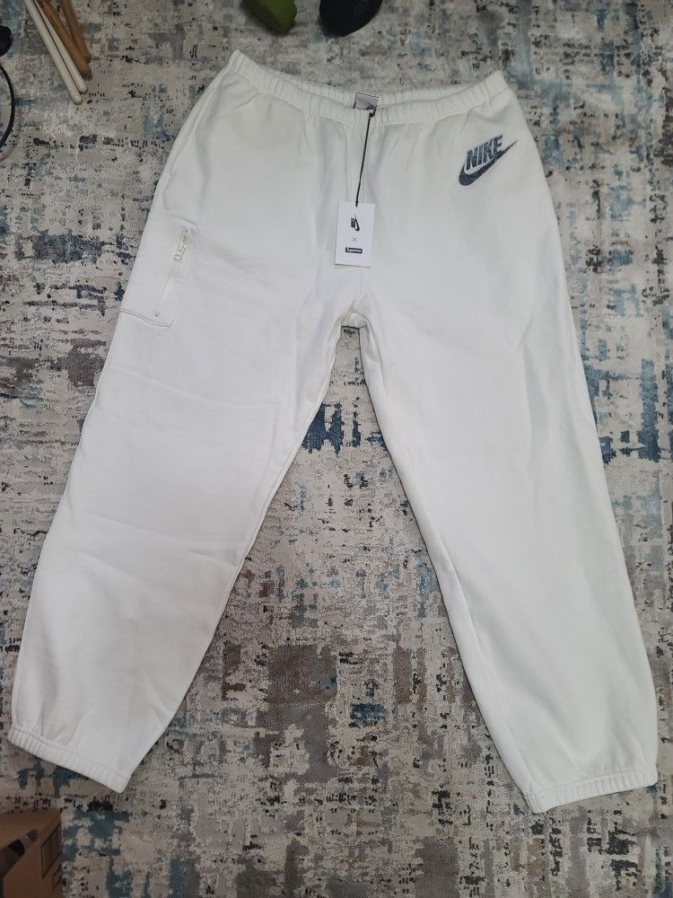 Supreme+NIKE XL White Sweatpants New With Tags. Was a gift and don't fit.