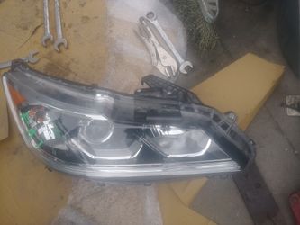 2016-2017. Honda Accord passenger Side headlight