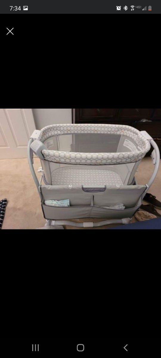 Baby bassinet With Two Crib Sheets