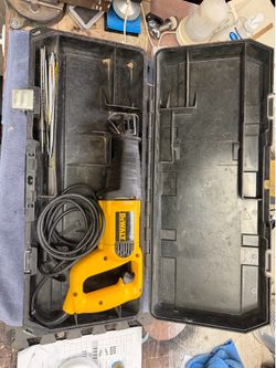 DeWalt reciprocating saw with case