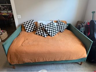 Velvet day bed