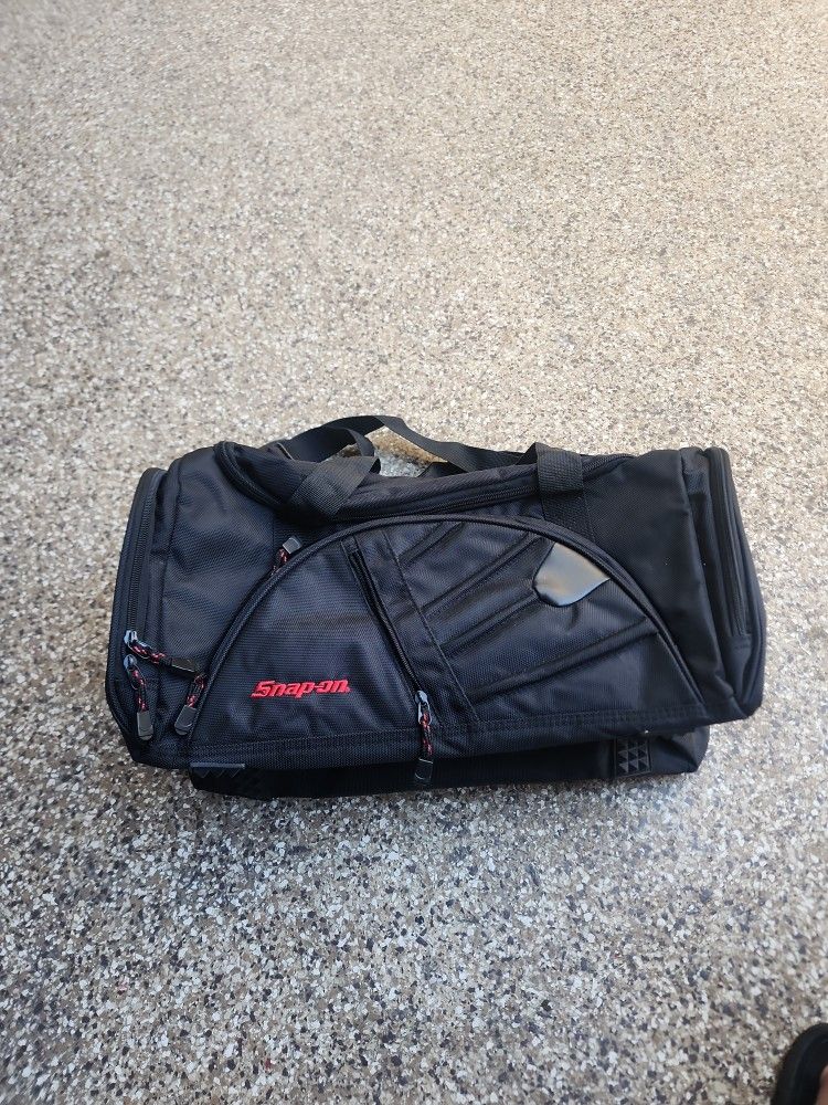 almost new bag. SNAP ON