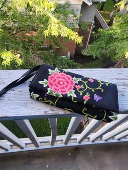 JL Lane Embroidered Floral Clutch – Excellent Condition