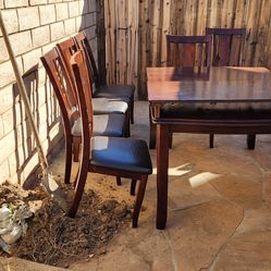 Mesa con 6 sillas  alguien que la quiera es gratis