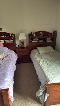 2 twin beds with night stand