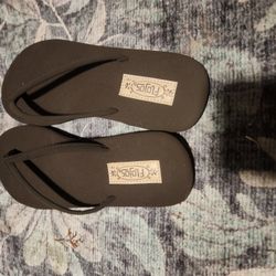 Women's Flojo's Size: 9