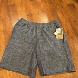 New with tags women’s L.L. Bean standard fit shorts shipping available