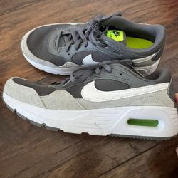 Nike boys size 5 sneakers