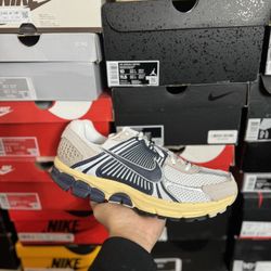 DS Nike Zoom Vomero 5 Thunder Blue Cream sizes 10,11.5,13