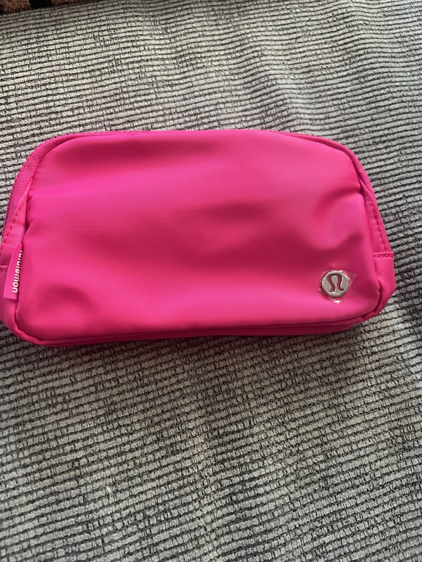 Lululemon Everywhere Belt Bag Word mark
