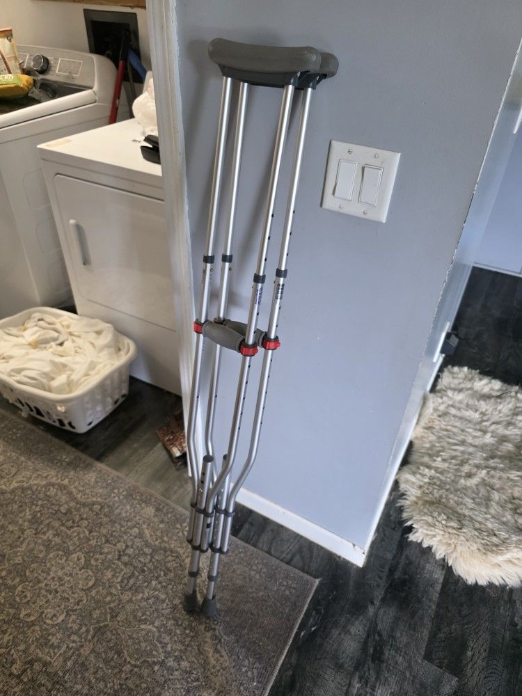 Aluminum Adjustible Crutches