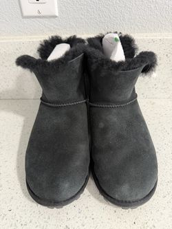 Kirkland Signature Ladies' Shearling Boot Size 6