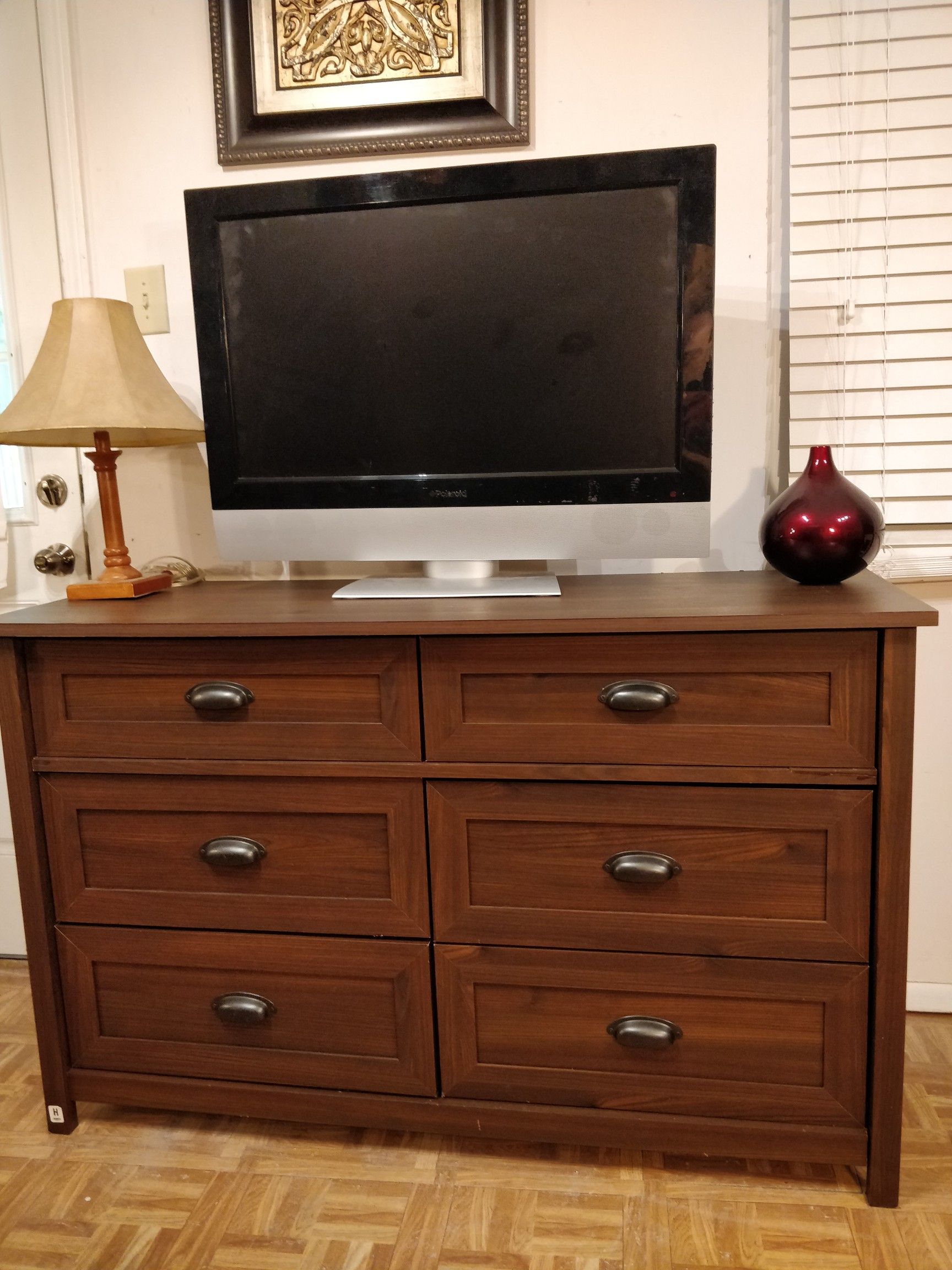 Nice modern dresser/TV stand with 6 drawers in very good condition, all drawers sliding smoothly, pet free smoke free. L52.5"*W19"*H33"