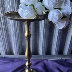 Tall cocktail table with bow