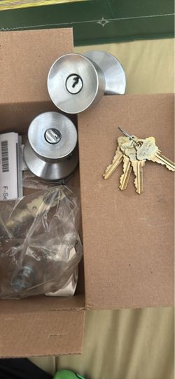 Door knob lock with 4 keys
