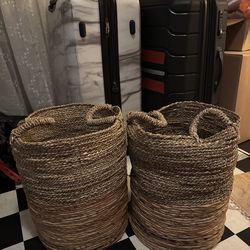 2 wicker baskets/laundry hampers