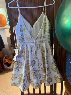 Gorgeous white & gold floral dress!