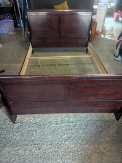 Wooden Queen Size Sleigh Bed