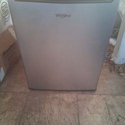 Whirlpool WH27S1E Mini Refrigerator 